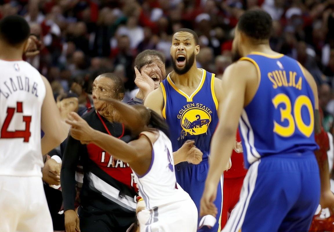 勇士VS开拓者季后赛首战：激战加时，库里汤普森率队险胜